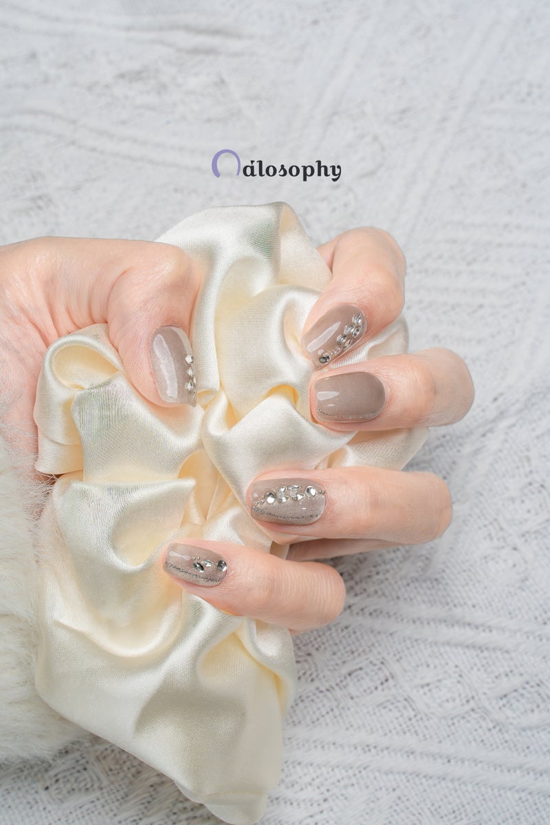 Nailosophy أظافر جل مصنوعة يدويًا باللون الشمبانيا مع تأثير عين القط وزخارف كريستالية | شكل مربع - Image 4